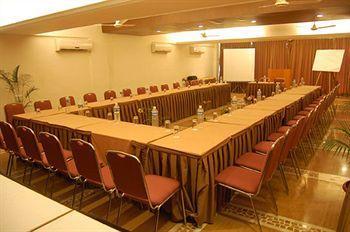 Sapphire Hotel Лонавала Екстериор снимка